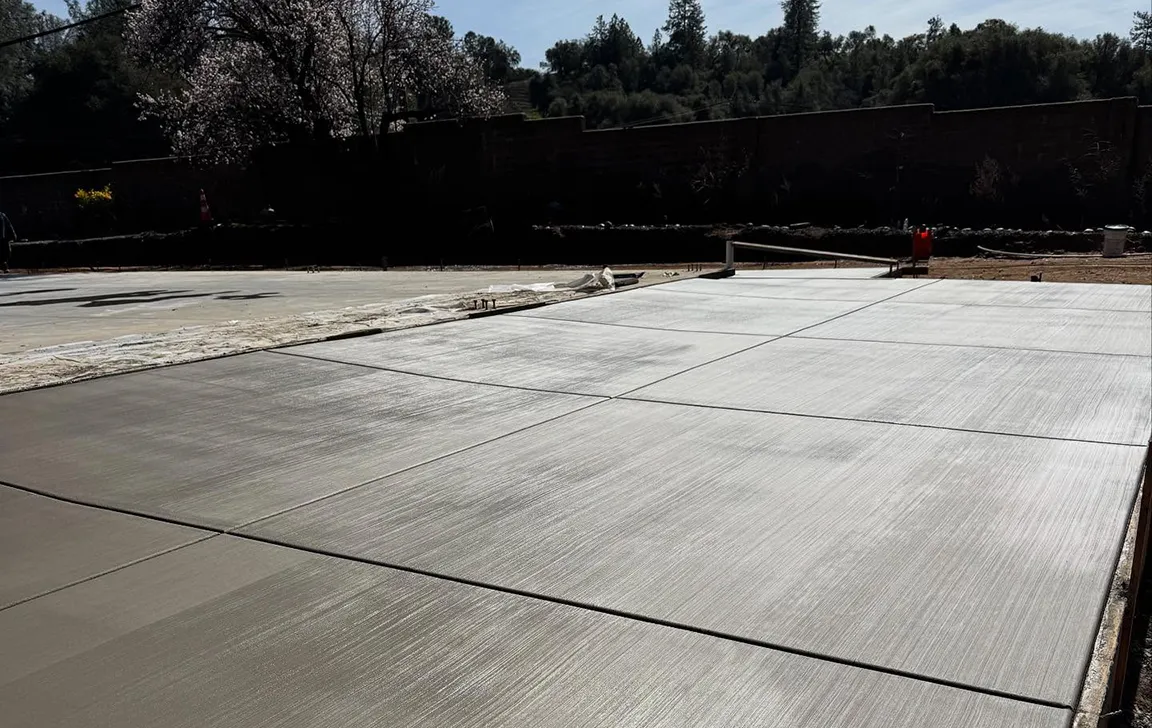 What is the ideal temperature to pour concrete